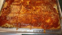 O’Scugnizzo’s Pizzeria pertama kali beroperasi pada 1914 dan didirikan oleh pria bernama Eugeno Burlino. Diwariskan oleh anaknya, pizza ini disajikan dengan bentuk kotak dengan saus berada di atas dan topping di bagian bawah. Foto: Oldest.org