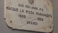 Pizza di restoran Nacque La Pizza Margherita merupakan pizza yang pertama kali disantap oleh Ratu Margherita ketika mengunjungi Naples. Restoran yang buka pada 1889 disebut hanya menggunakan bahan sederhana. Foto: Oldest.org