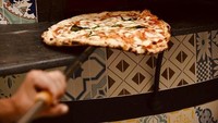 Satu abad lebih sejak kehadiran restoran pizza pertama disusul dengan kemunculan pizzeria lainnya. Salah satunya adalah LAntica Pizzeria Da Michele di Naples yang buka pada 1870. Foto: Oldest.org