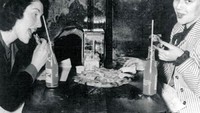 Regina Pizzeria yang hadir pada 1926 di Boston, Amerika Serikat dinobatkan menjadi restoran Italia pertama di sana. Selain pizza banyak menu rumahan Italia yang menjadi andalannya. Foto: Oldest.org