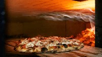 Pizza di Frank Peppe Pizzeria Napoletana menjadi yang paling berbeda. Restoran ini tidak menggunakan mozarella sama sekali dan hanya menyajikan pizza tomato pie dan anchovy saja. Foto: Oldest.org