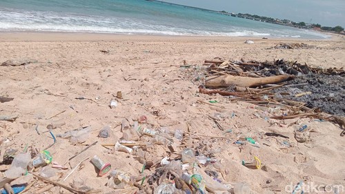 Sampah plastik berserakan di bibir Pantai Kedonganan, Rabu (20/2/2024). (Aryo Mahendro/detikBali)