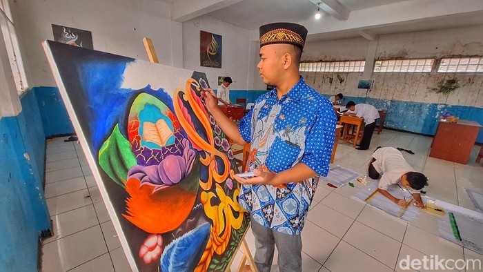 Santri Ponpes Modern Robithoh saat membuat kaligrafi.