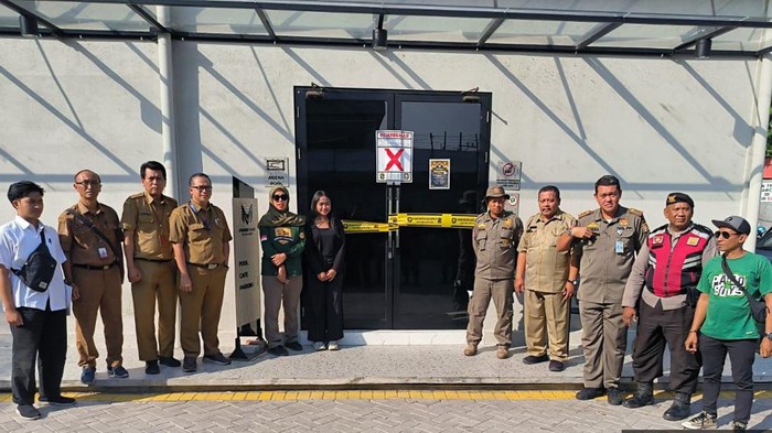 Satpol PP Surabaya menyegel tempat biliar