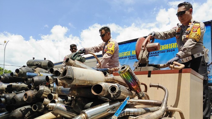 Sebanyak 275 knalpot brong dimusnahkan Satlantas Polresta Bandar Lampung.