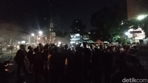 Sejumlah orang bagian dari massa aksi masih bertahan di depan KPU RI. Beberapa dari mereka masih melakukan orasi. (Taufiq S/detikcom)