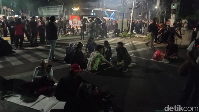 Sejumlah orang bagian dari massa aksi masih bertahan di depan KPU RI. Beberapa dari mereka masih melakukan orasi. (Taufiq S/detikcom)