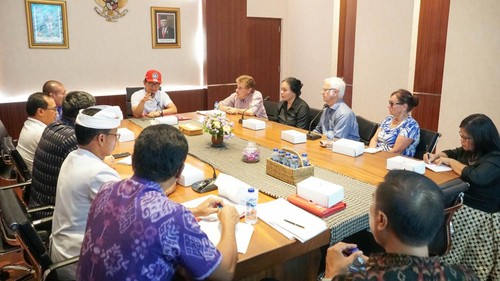 Sekda Badung I Wayan Adi Arnawa saat menerima perwakilan organisasi peduli korban bom Bali dari Australia di Pusat Pemerintahan Badung, Selasa (19/3/2024).