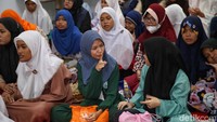 Anak-anak ini diajar dengan materi bertemakan Ramadan berdoa bersama. 