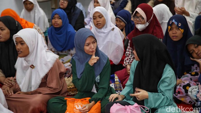 Semangat Siswa SLB Ikuti Pesantren Ramadan Sekolah Luar Biasa Negeri 9 (SLBN), Sunter Agung, Jakut, gelar pesantren kilat Ramadan untuk para siswanya. Anak-anak ini tampak antusias mengikutinya.