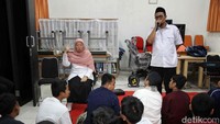 Peran seorang guru sangatlah penting saat membimbing anak-anak ini untuk belajar beribadah. Karena membimbing anak berkebutuhan khusus tidak sama dengan anak normal lainnya. 