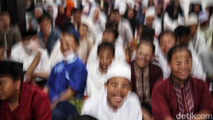 Semangat Siswa SLB Ikuti Pesantren Ramadan Sekolah Luar Biasa Negeri 9 (SLBN), Sunter Agung, Jakut, gelar pesantren kilat Ramadan untuk para siswanya. Anak-anak ini tampak antusias mengikutinya.