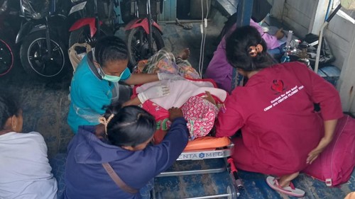 Seorang ibu di Solor, Flores Timur melahirkan di atas kapal saat menuju rumah sakit.