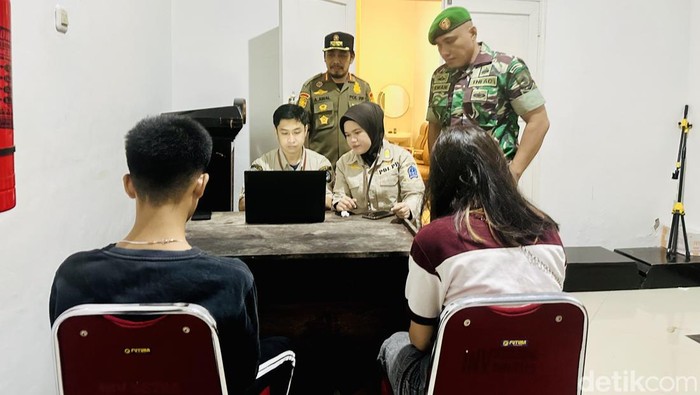 Sepasang muda-mudi yang diamankan dimintai keterangan di Posko Pengamanan Ramadan.