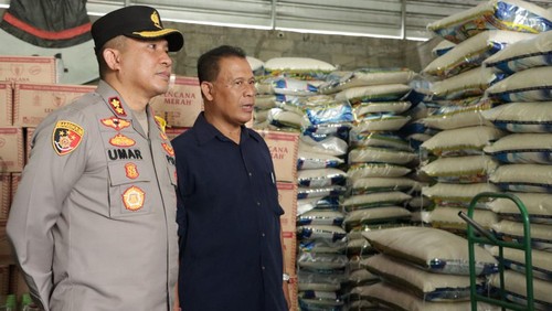 Kapolres Klungkung AKBP Umar memimpin langsung sidak sembako dalam rangka Ramadan dan Idul Fitri di agen besar di Klungkung, Rabu (20/3/2024). (foto : istimewa).