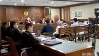 Enam Panitia Pemilihan Luar Negeri Kuala Lumpur (PPLN KL) dituntut hukuman percobaan dan satu orang dituntut hukuman 6 bulan penjara. Jaksa menyakini tujuh terdakwa PPLN itu terbukti bersalah melakukan pemalsuan data dan daftar pemilih pada Pemilu 2024 di Kuala Lumpur.