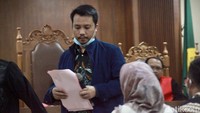 Jaksa menilai para terdakwa kecuali terdakwa tujuh, Masduki, bersikap kooperatif dan tidak berbelit-belit sejak pemeriksaan di tingkat penyidikan hingga persidangan. Kemudian, para terdakwa sebagian besar adalah mahasiswa yang sedang menempuh kuliah S3 di Malaysia.