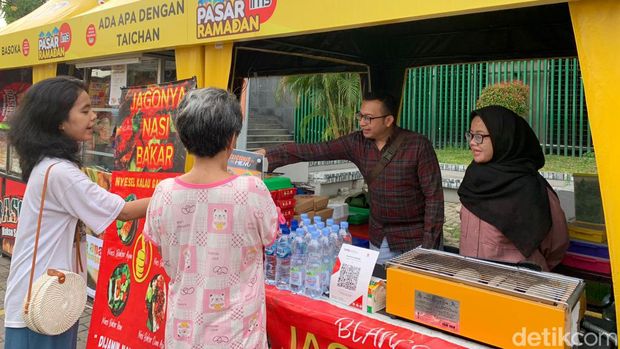 Stand Kuliner Nasi Bakar Blanco saat dikunjungi pembeli. (Andika Syahputra/detikcom)