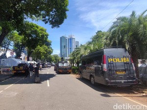 Suasana Gedung KPU Dijaga Ketat Polisi Jelang Pengumuman Hasil Pilpres
