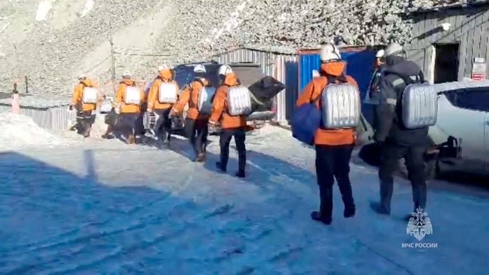 Tambang Emas Terbesar di Rusia Longsor, 13 Orang Terjebak Rescuers arrive for search and rescue operations at the Pioneer gold mine, where miners were trapped after a rock fall, in the Amur Region, Russia March 19, 2024, in this still image taken from video. Russian Emergencies Ministry/Handout via REUTERS ATTENTION EDITORS - THIS IMAGE WAS PROVIDED BY A THIRD PARTY. NO RESALES. NO ARCHIVES. MANDATORY CREDIT.