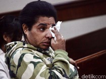 Tangis Sang Istri di Sidang Vonis Eks Kadis PUPR Papua