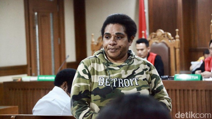 Istri Eks Kadis PUPR Papua menghadiri sidang vonis suaminya Gerius One Yoman di PN Jakpus, Jalan Bungur Besar Raya, Jakarta Pusat, Rabu (20/3/2024). Gerius divonis 4 tahun 8 bulan penjara dalam kasus korupsi dan menerima gratifikasi terkait kasus korupsi mantan Gubernur Papua Lukas Enembe (almarhum).