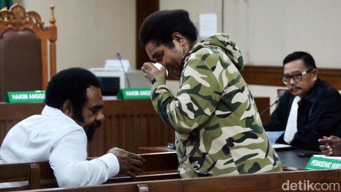 Istri Eks Kadis PUPR Papua menghadiri sidang vonis suaminya Gerius One Yoman di PN Jakpus, Jalan Bungur Besar Raya, Jakarta Pusat, Rabu (20/3/2024). Gerius divonis 4 tahun 8 bulan penjara dalam kasus korupsi dan menerima gratifikasi terkait kasus korupsi mantan Gubernur Papua Lukas Enembe (almarhum).