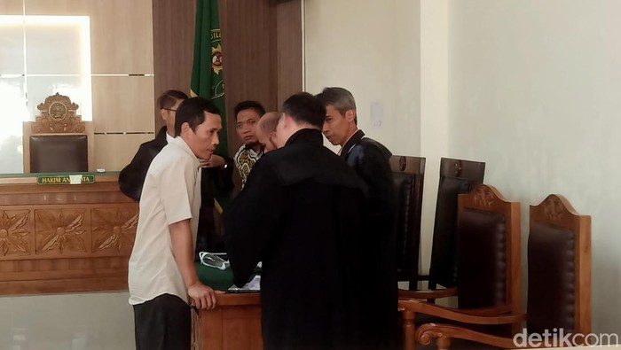 Terdakwa kasus pidana pemilu berbicara dengan pengacaranya di sidang yang digelar di PN Wonosobo, Rabu (20/3/2024)