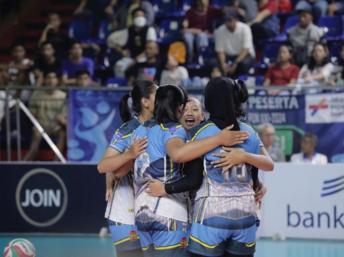 Tim voli putri DIY saat menghadapi Jawa Barat di babak semifinal Kejuraan Nasional Kualifikasi PON 2024, Jumat (27/10/2023).