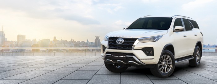 Toyota Fortuner bermesin 4.0L di Oman