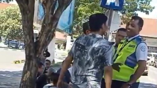 Tukang ojek ilegal cekcok dengan petugas Avsec  Bandara Internasional Ngurah Rai, Rabu (20/2/2024).