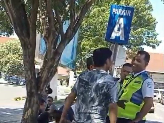 Tukang ojek ilegal cekcok dengan petugas Avsec  Bandara Internasional Ngurah Rai, Rabu (20/2/2024).