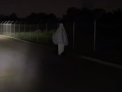 Viral Bikin Jantungan, Wanita Pulang Tarawih Pakai Mukena Putih Naik Skuter