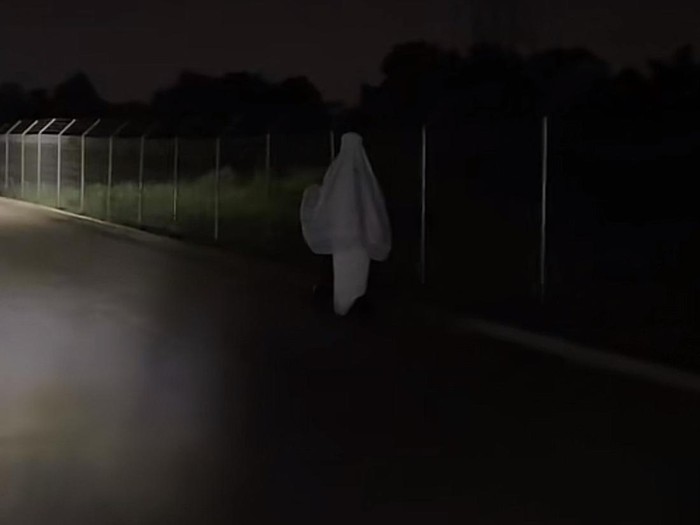 Video kocak wanita yang memakai mukena putih sambil naik skuter, mendadak viral di media sosial.