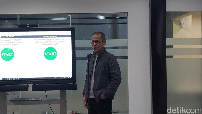 Wakil Ketua Mahkamah Konstitusi (MK) Saldi Isra secara simbolis resmi membuka pendaftaran gugatan Perselisihan Hasil Pemilihan Umum (PHPU) Pemilu 2024. (Brigitta Belia/detikcom)