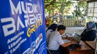 Warga melakukan pendaftaran mudik gratis di Terminal Cicaheum, Bandung, Jawa Barat, Rabu (20/3/2024).