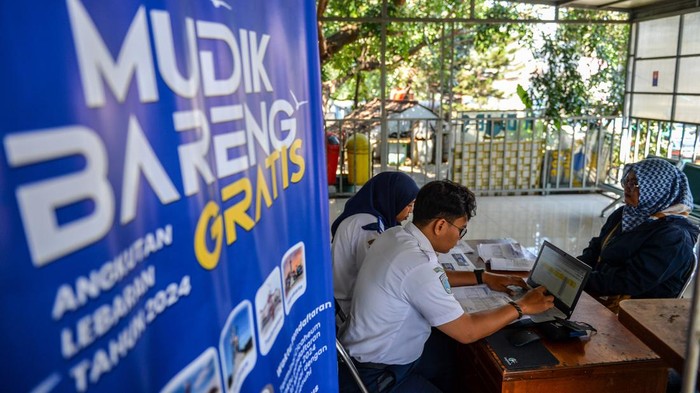 Warga melakukan pendaftaran mudik gratis di Terminal Cicaheum, Bandung, Jawa Barat, Rabu (20/3/2024). Pemerintahan Kota Bandung melalui Dinas Perhubungan Kota Bandung menggelar program mudik gratis lebaran 2024 dengan menyediakan 234 kursi dengan tujuan akhir Jawa Barat, Jawa Tengah dan Jawa Timur yang akan di berangkatkan pada 6 April mendatang. ANTARA FOTO/Raisan Al Farisi/foc.