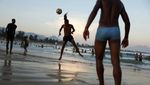 Warga Brasil Serbu Pantai-Kolam Gegara Panas Menyengat