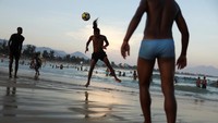Kantor berita pemerintah Brasil melaporkan, Rio telah mencetak rekor sensasi panas baru setelah lingkungan di sisi barat, Guaratiba, mencatat suhu 62,3 Celcius (144,14 Fahrenheit) pada Minggu (17/3) pagi. REUTERS/Pilar Olivares