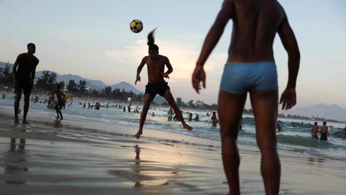 Warga Brasil Serbu Pantai-Kolam Gegara Panas Menyengat People enjoy the Macumba beach, during a heatwave in Rio de Janeiro, Brazil, March 17, 2024. REUTERS/Pilar Olivares