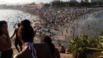 Warga Brasil Serbu Pantai-Kolam Gegara Panas Menyengat