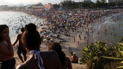 Warga Brasil Serbu Pantai-Kolam Gegara Panas Menyengat