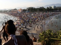 Warga Brasil Serbu Pantai-Kolam Gegara Panas Menyengat