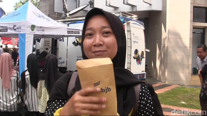 Warga Subang usai berhasil menukarkan uang pecahan baru