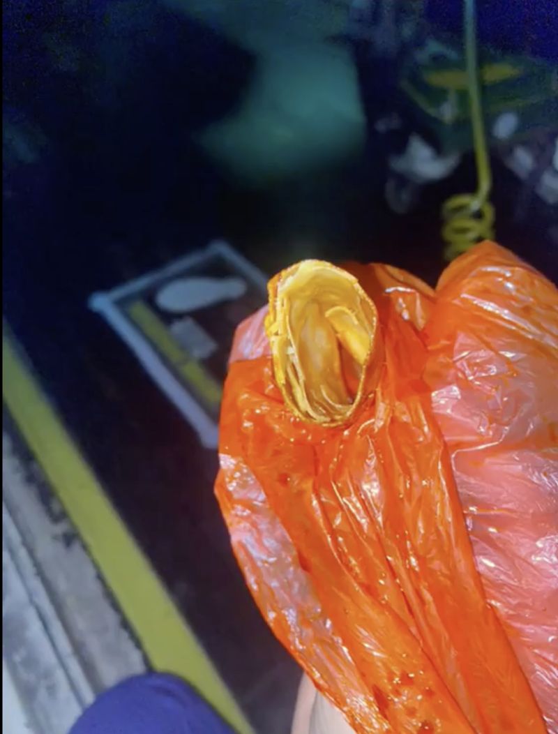 Zonk! 5 Orang Ini Dapat Takjil Keras hingga Tidak Matang di Bazar Ramadan