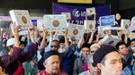 Potret Bahagia Disabilitas Netra Bandung Terima Al-Quran Braille Digital