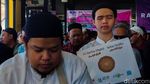 Potret Bahagia Disabilitas Netra Bandung Terima Al-Quran Braille Digital