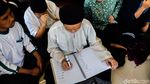 Potret Bahagia Disabilitas Netra Bandung Terima Al-Quran Braille Digital