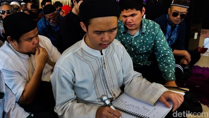 250 orang disabilitas netra dari Bandung Raya, semringah dihadiahi Al-Qur'an braille digital di Masjid Yayasan Tasdiqul Qur'an, Desa Cihanjuang, Kecamatan Parongpong, KBB 250 orang disabilitas netra dari Bandung Raya, semringah dihadiahi Al-Qur'an braille digital di Masjid Yayasan Tasdiqul Qur'an, Desa Cihanjuang, Kecamatan Parongpong, KBB