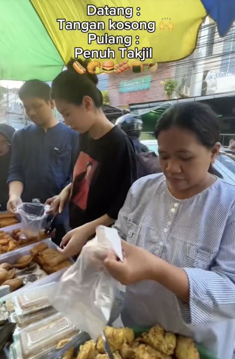 5 Momen Viral Selebgram Nonis Ikut Berburu Takjil, Niat Banget!
